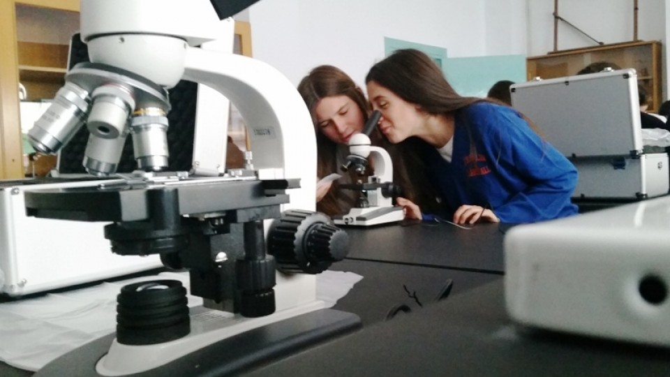 Microscopios-profesor-y-alumnos